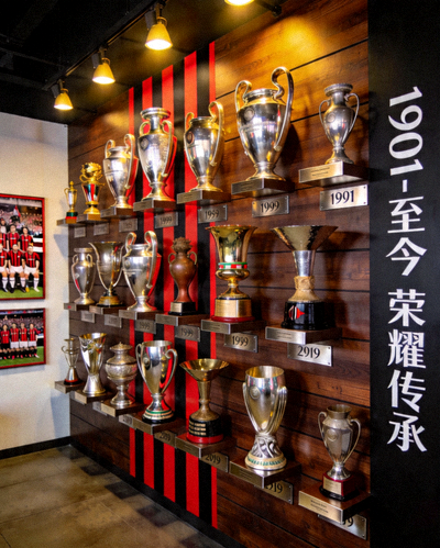 AC米兰俱乐部悠久历史墙展示球队获得的众多奖杯