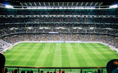 意甲联赛AC米兰对阵国际米兰的激烈比赛直播画面